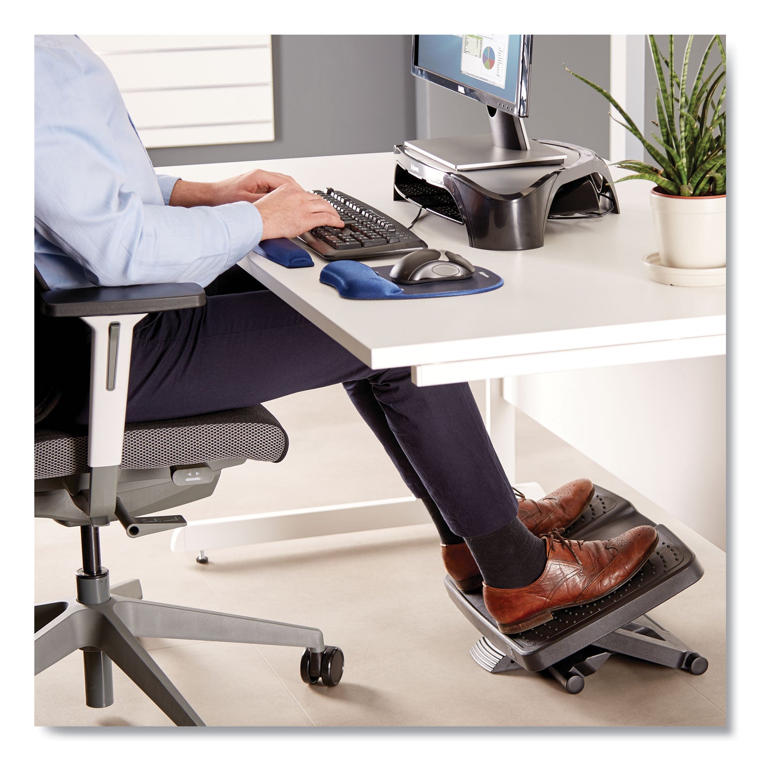 Fellowes® Ultimate Foot Support, HPS, 17.75w x 13.25d x 4 to 6.5h, Black/Gray