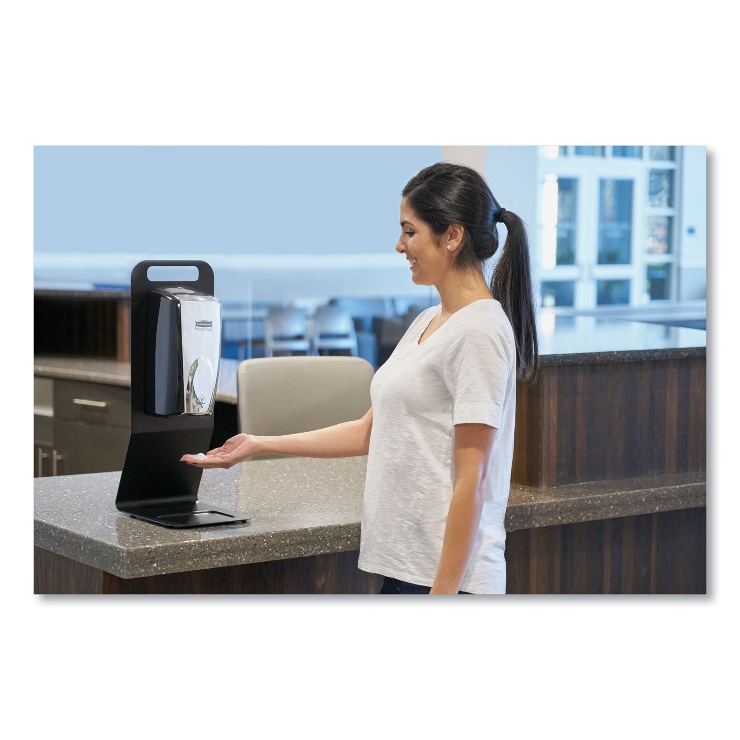 Rubbermaid® Commercial AutoFoam Touch-Free Dispenser, 1,100 mL, 5.2 x 5.25 x 10.9, Black/Chrome