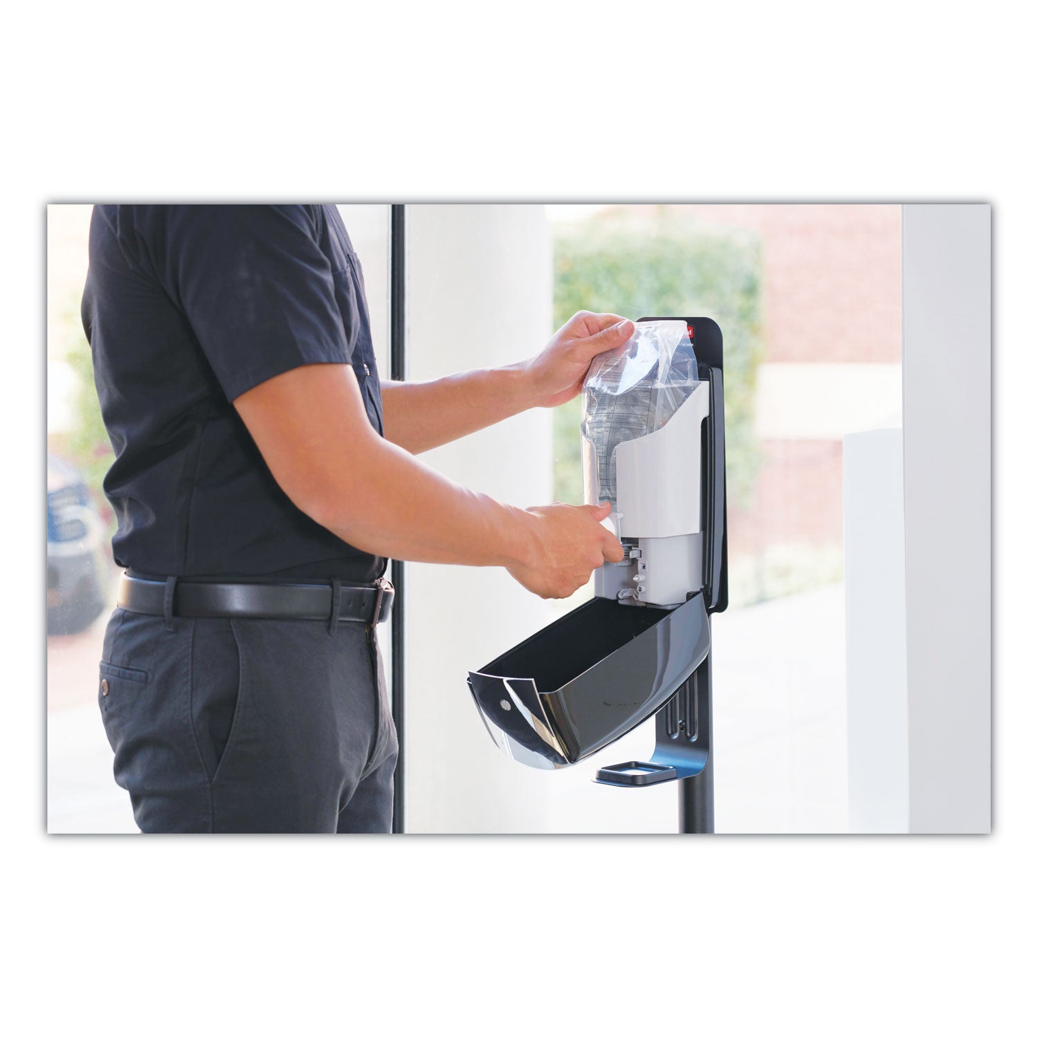 Rubbermaid® Commercial AutoFoam Touch-Free Dispenser, 1,100 mL, 5.2 x 5.25 x 10.9, Black/Chrome